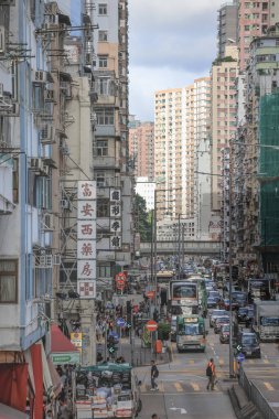 hareketli şehir atmosferini yakalamak, yayaları göstermek...