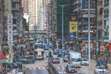 hareketli şehir atmosferini yakalamak, yayaları göstermek...