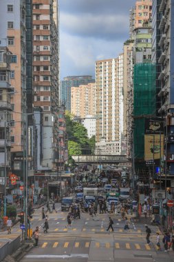 hareketli şehir atmosferini yakalamak, yayaları göstermek...