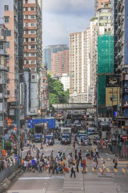 hareketli şehir atmosferini yakalamak, yayaları göstermek...