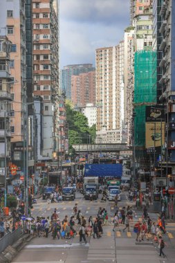 hareketli şehir atmosferini yakalamak, yayaları göstermek...