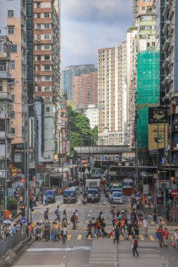 hareketli şehir atmosferini yakalamak, yayaları göstermek...
