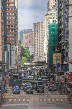 hareketli şehir atmosferini yakalamak, yayaları göstermek...
