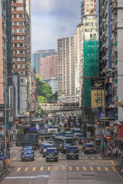 hareketli şehir atmosferini yakalamak, yayaları göstermek...