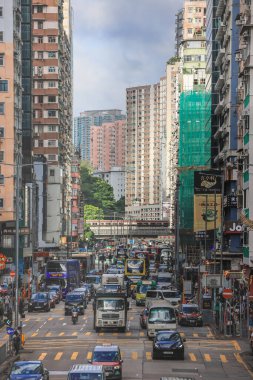 hareketli şehir atmosferini yakalamak, yayaları göstermek...