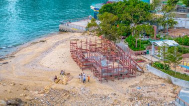 Sahil ve liman manzaralı sakin bir sahil parkı