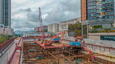 kırmızı yükseltilmiş yol yapım aşamasında, çelik iskelet sergileniyor