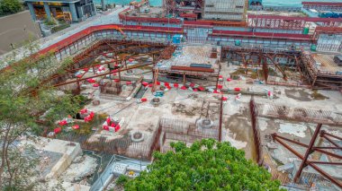 kırmızı yükseltilmiş yol yapım aşamasında, çelik iskelet sergileniyor