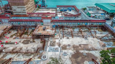 kırmızı yükseltilmiş yol yapım aşamasında, çelik iskelet sergileniyor