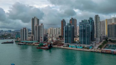 Sanayi bölgesi ve liman manzarası yakınlarındaki yerel konutlar