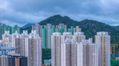 Sanayi bölgesi ve liman manzarası yakınlarındaki yerel konutlar