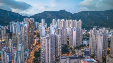 Kowloon 'da yüksek binalar ve dağ manzarası