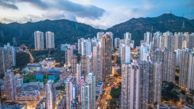 Kowloon 'da yüksek binalar ve dağ manzarası