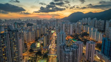 Şehir ve tapınak manzaralı Binbaşı Kowloon yolu.