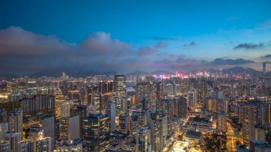 Fabrikalar, dükkanlar ve konutlarla karışık kullanımlı bölge