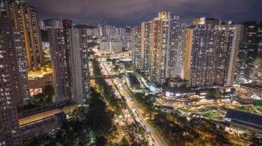 Sallanan sepetlerde kırmızı plastik kaseler olan sıkışık bir mutfak sahnesi.