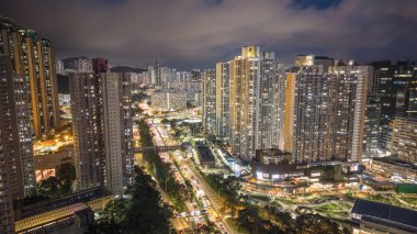 Sallanan sepetlerde kırmızı plastik kaseler olan sıkışık bir mutfak sahnesi.