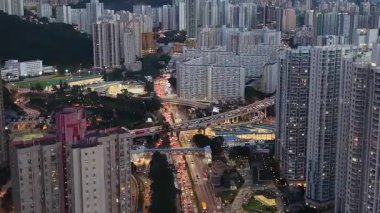 26 Eylül 2025, Lung Cheung Yolu 'ndaki işlek şehir manzarası.