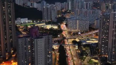 26 Eylül 2025, Lung Cheung Yolu 'ndaki işlek şehir manzarası.