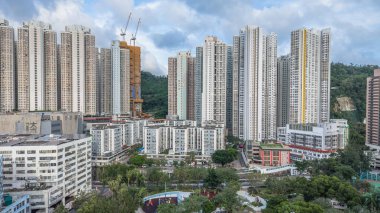 Sanayi bölgesi ve liman manzarası yakınlarındaki yerel konutlar