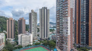 Sanayi bölgesi ve liman manzarası yakınlarındaki yerel konutlar