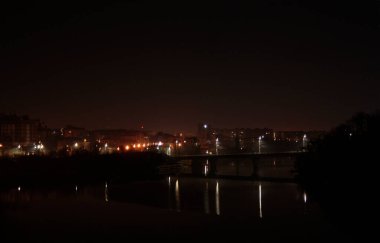 Vinnytsia şehrinin gece manzarası.
