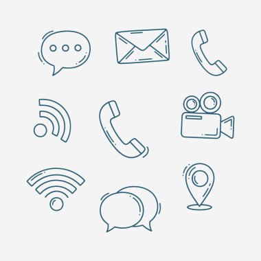 Bir mikrofon, kamera, cep telefonu ve bilgisayar da dahil olmak üzere çeşitli iletişim cihazları ve medya için bir dizi simge. Vektör illüstrasyonu