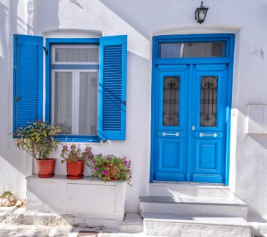 Yunanistan 'ın Paros adasındaki Parikia kasabasında mavi kapı