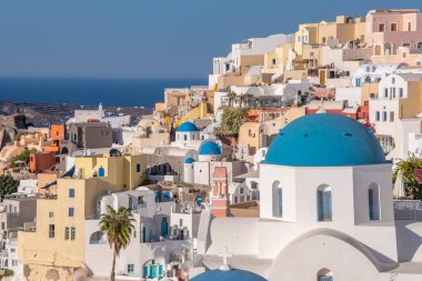 Santorini adasındaki Oia kasabasında renkli binalar.