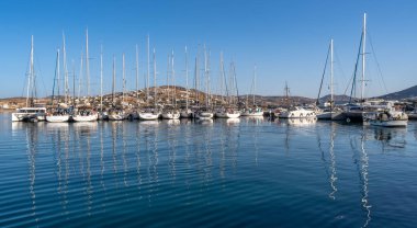 Yunanistan 'ın Paros adasında bir limanda tekneler