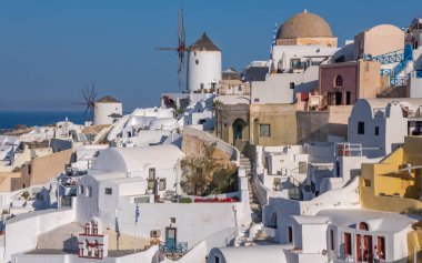 Santorini adasındaki Oia kasabasında renkli binalar.