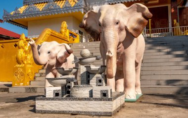Mae Sot Tayland 'daki bir Budist tapınağının önündeki fil heykelleri.