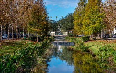 Florida Kutlaması 'nın yerleşim bölgesinde bir köprü ve kanal.