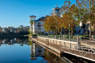 Florida şehir merkezindeki gölde binalar ve yansımalar