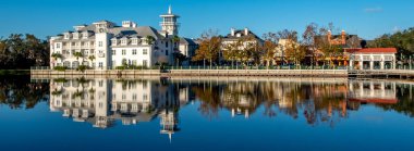 Florida 'da göl kıyısında bir otel.