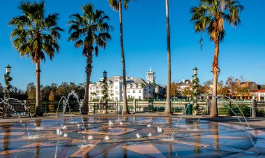 Florida 'da göl kıyısında bir otel.