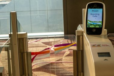 Singapur 'daki Changi Uluslararası Havaalanı' nın otomatik biniş kapıları