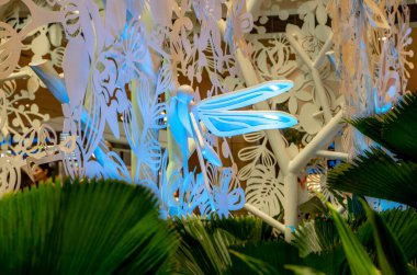 SIngapore 'daki Changi Uluslararası Havalimanı' nda bir kalkış salonunda renkli metal heykel