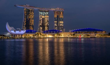 Aydınlatılmış Singapur Geceleri gökyüzü