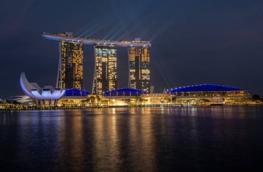 Aydınlatılmış Singapur Geceleri gökyüzü