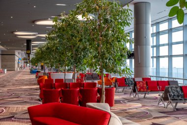 Singapur 'daki Changi Uluslararası Havalimanı' nda geniş bir kalkış terminali.