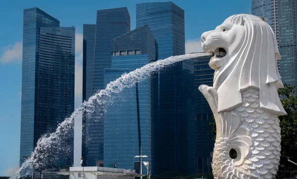 新加坡马里纳湾的划时代的Merlion喷泉 — 图库照片