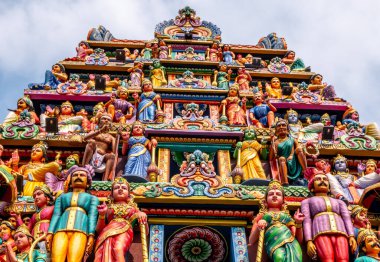 Singapur 'daki tarihi Hindu tapınağındaki renkli figürler.