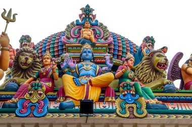 Singapur 'daki tarihi Hindu tapınağındaki renkli figürler.