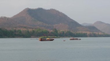 Luang Prabang Laos 'taki Mekong Nehri' nde tekne trafiği.