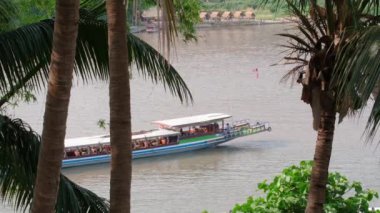 Luang Prabang Laos 'taki Mekong Nehri' nde uzun bir tekne.