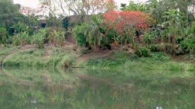 Nam Khan Nehri Luang Prabang Laos 'tan akıyor.