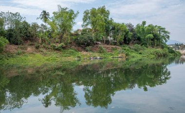 Nam Khan Nehri Luang Prabang Laos 'tan akıyor.