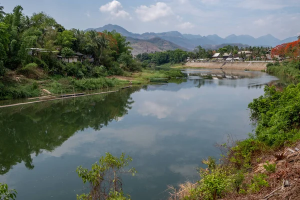 Rio Nam Khan Flui Através Luang Prabang Laos — Fotografia de Stock