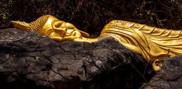 Χρυσό Άγαλμα Του Βούδα Στο Wat Phousi Στο Luang Prabang — Φωτογραφία Αρχείου